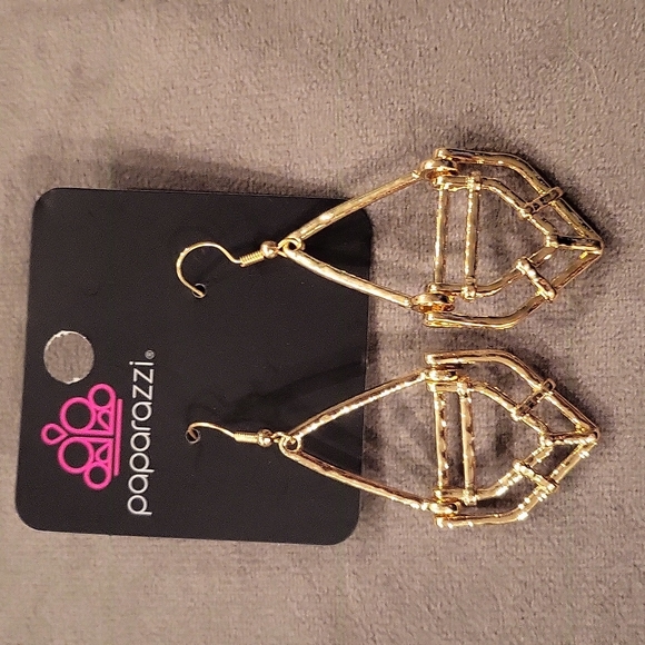 Earnings 3 sets! - Picture 4 of 4